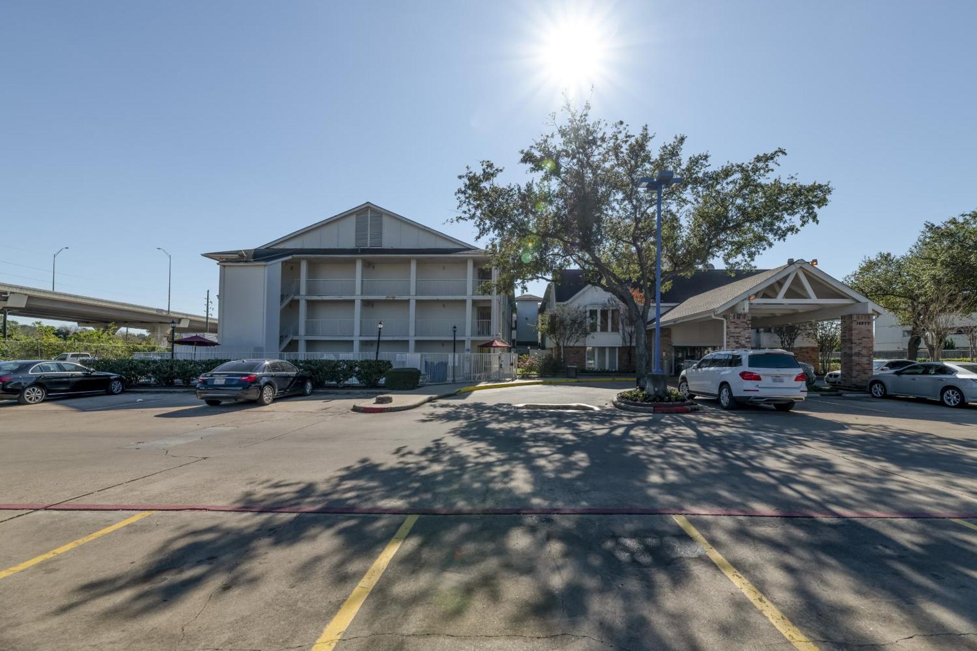 Oyo Hotel Houston Katy Freeway Exterior photo